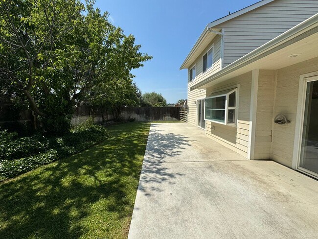 Building Photo - BONUS RENT SPECIAL! Backyard Oasis: 3 Bedroom 2 Bath House Available!