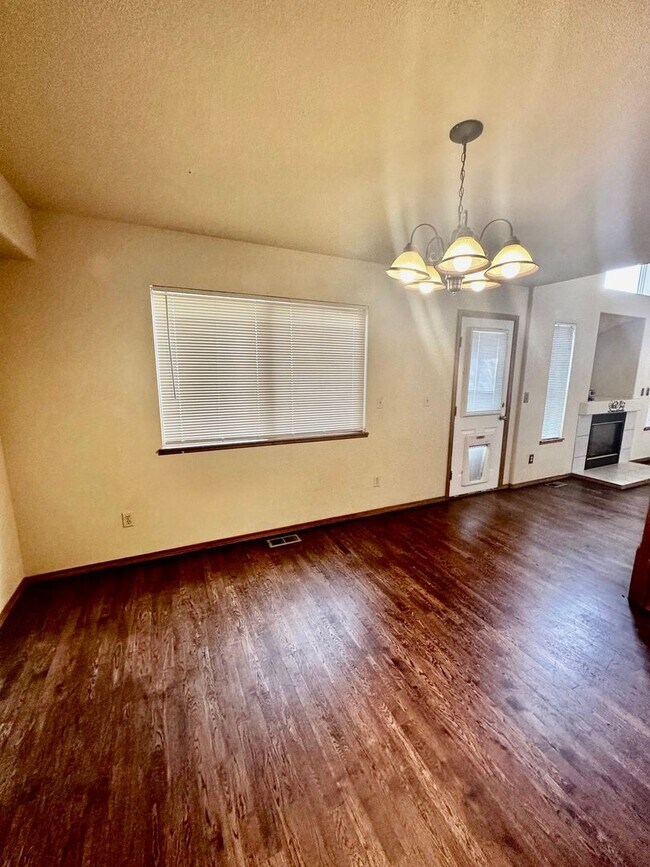 Building Photo - 5 Bedroom home on Fairweather for Rent!