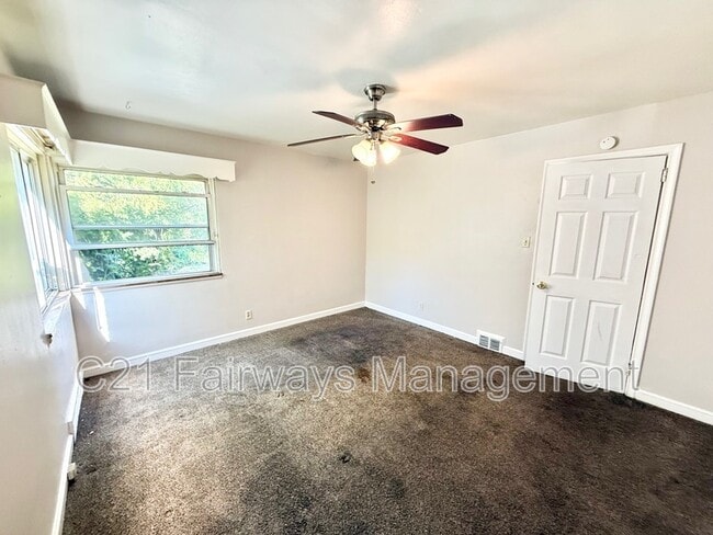 Building Photo - 2527 Versailles Ave