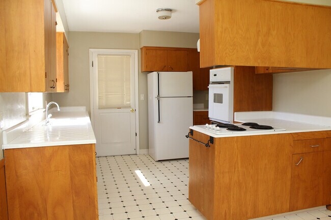 Building Photo - 8025-8027 SW Northvale Wy
