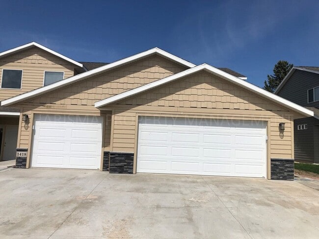 Building Photo - 2 BEDROOM TOWNHOME; PET FRIENDLY! INDIVIDU...