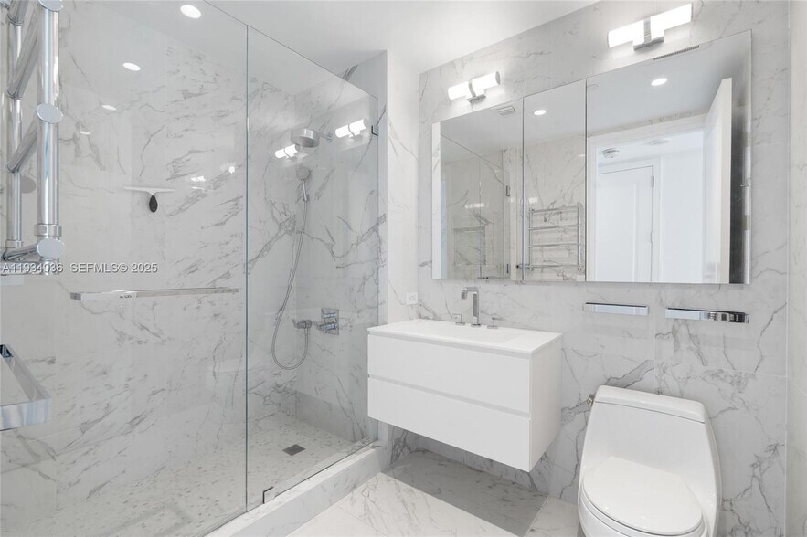 Building Photo - 1425 Brickell Ave