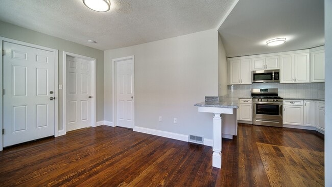 Building Photo - 185 Willow St