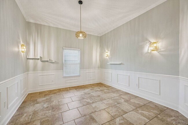 Building Photo - 3447 Heron Dr N