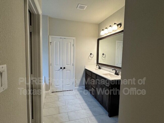 Building Photo - 1612 Town Creek Cir