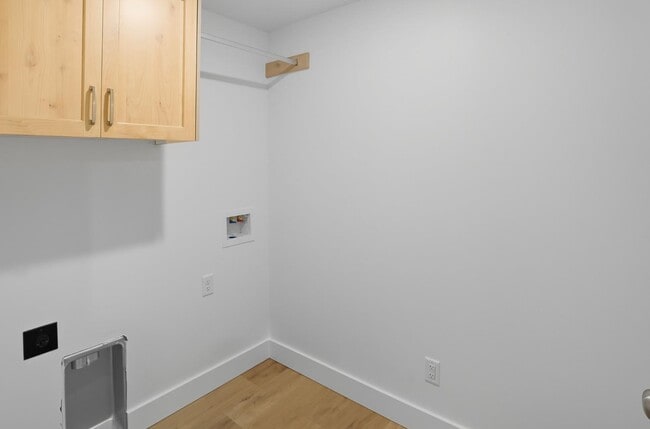 Building Photo - 225 265