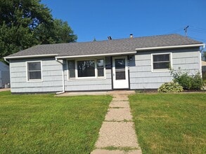 Building Photo - Three bedroom ranch in Roseville