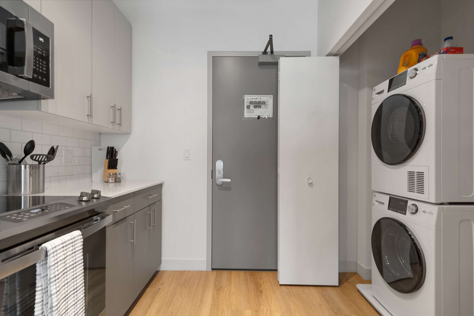 Building Photo - 853 W Blackhawk St