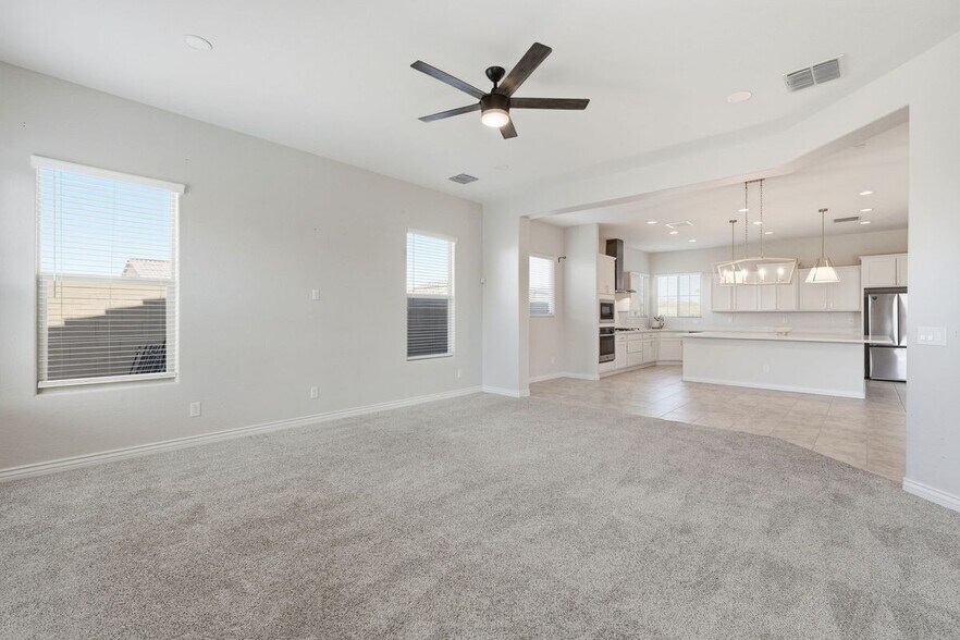Building Photo - 10631 E Thatcher Ave