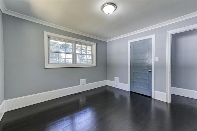 Building Photo - 2325 Elmwood Cir SE