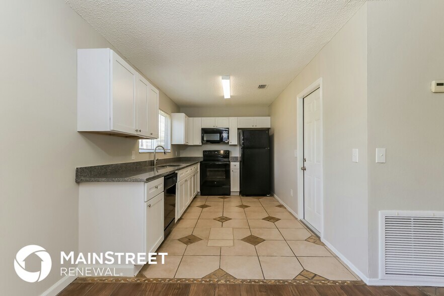 Building Photo - 2250 SE Baron St