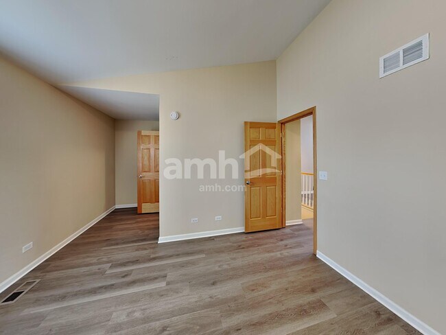 Building Photo - 1440 Summerhill Dr