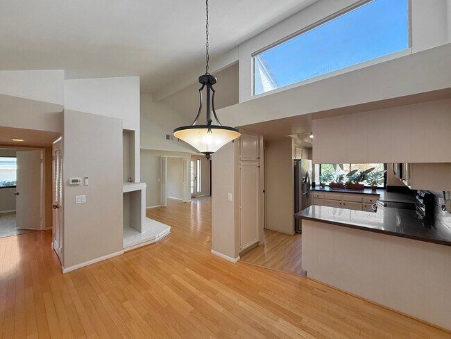 Building Photo - SD: Bright 2BD/2BA Condo in Vista with Community Pool, Private Patio & In-Unit Laundry