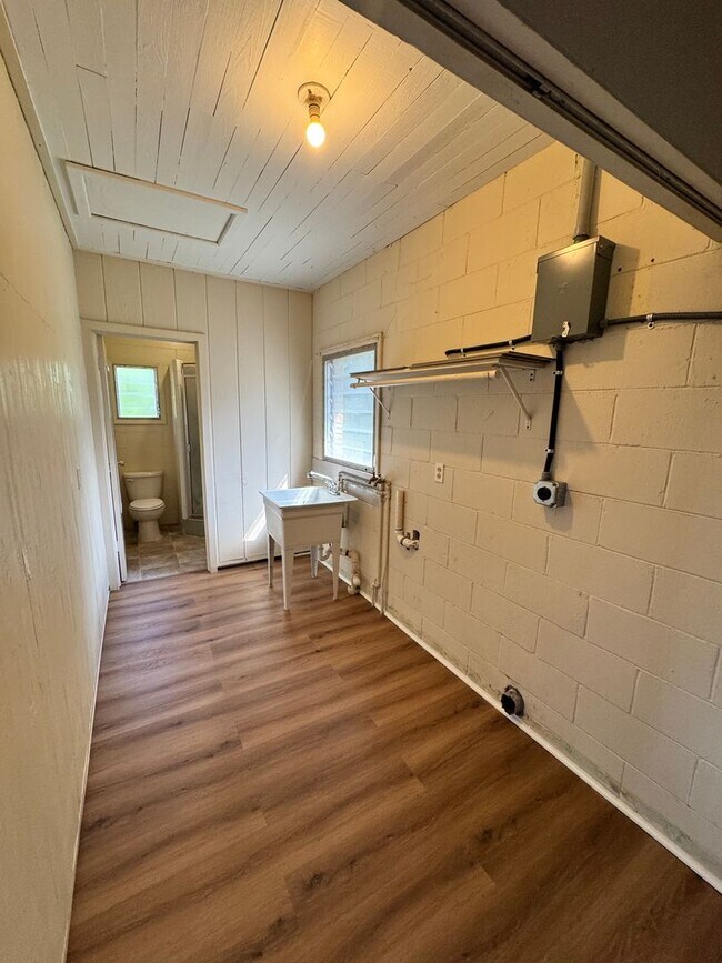 Building Photo - 11850 Schambeau Rd