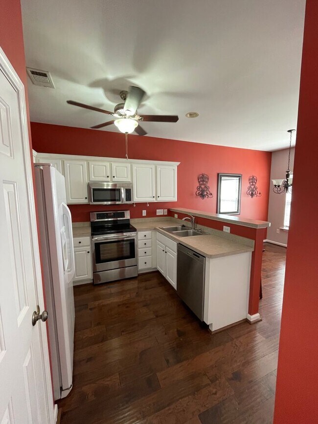 Building Photo - Lovely 3 Bedroom 2.5 bath Home in Bridges Estates, walking distance to Bridgeway Station!!