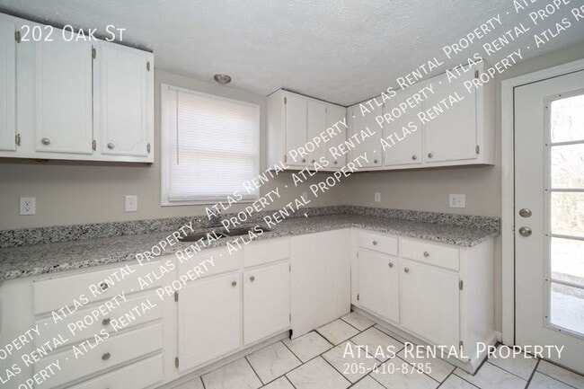 Building Photo - 202 Oak St