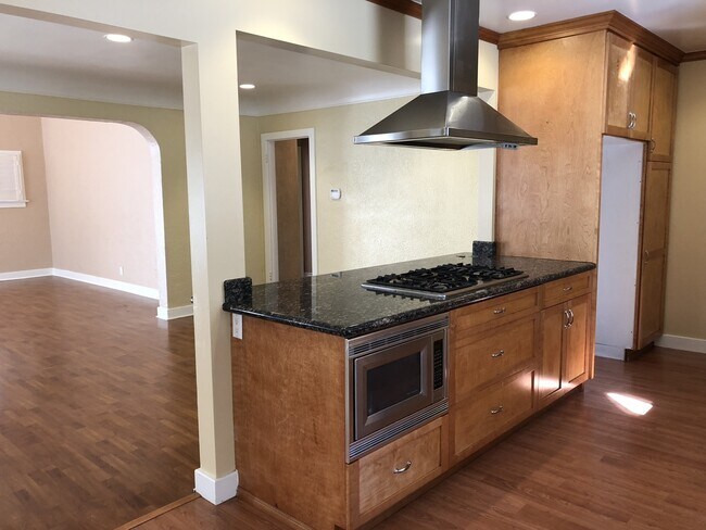Building Photo - 507 E Cypress St