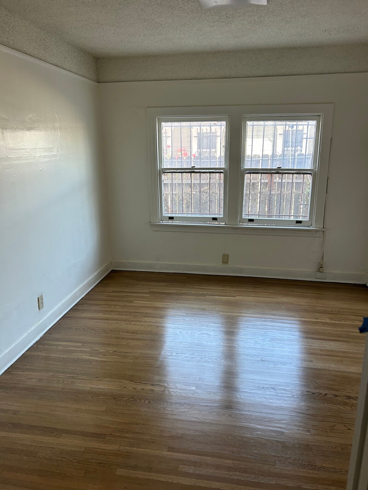 Building Photo - 1425 W 48th St