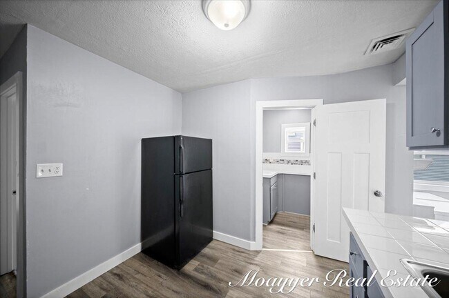 Building Photo - 921 4th St NW