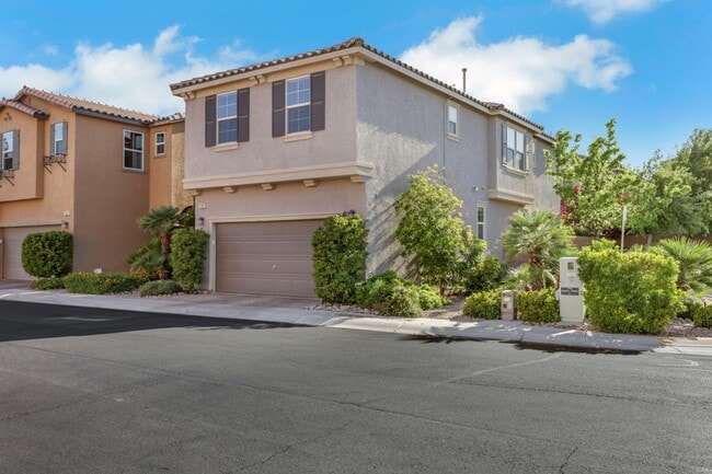 Building Photo - Southern Highlands: Spacious 4-Bedroom Home in a Gated Community with Upstairs Loft, Private Back...