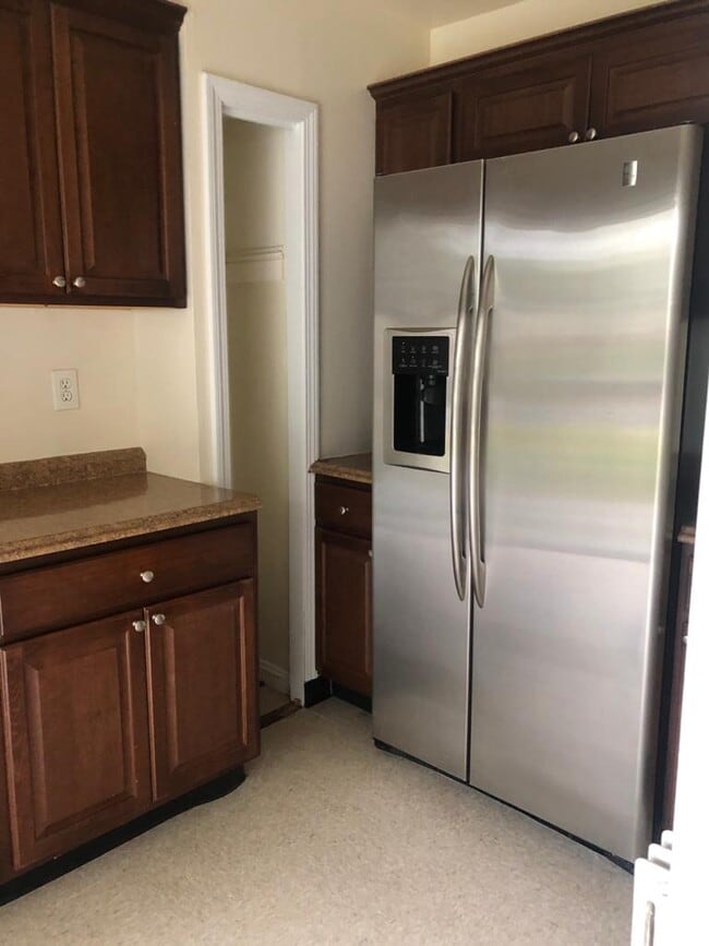 Building Photo - 957 William St