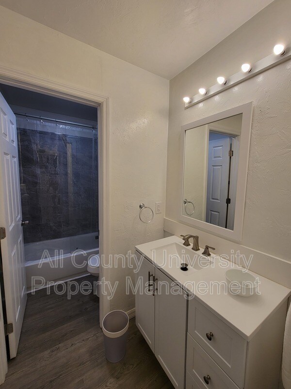 Building Photo - 207 SW 6th Ave