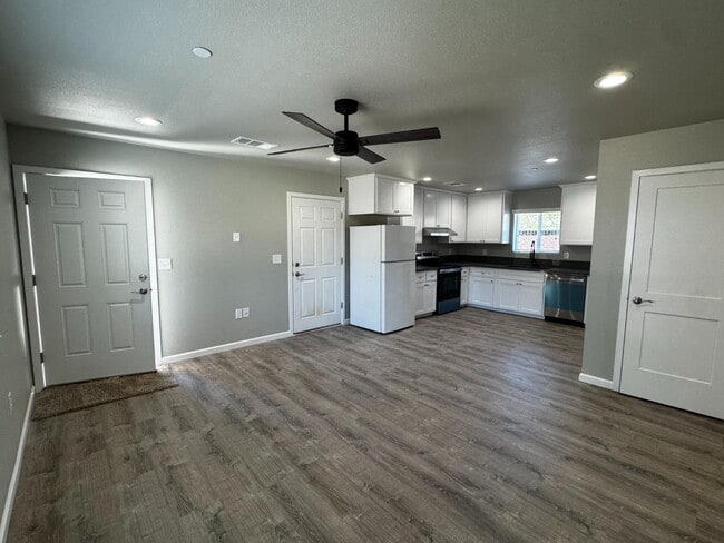 Building Photo - 4834 N Fruit Ave