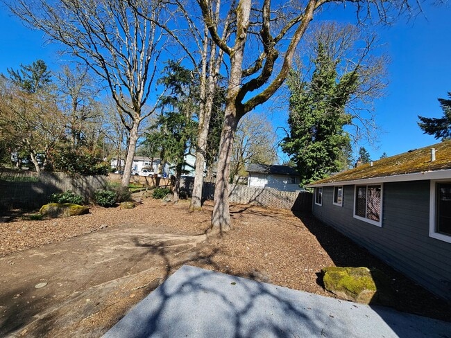 Building Photo - Roomy Ranch in Gladstone