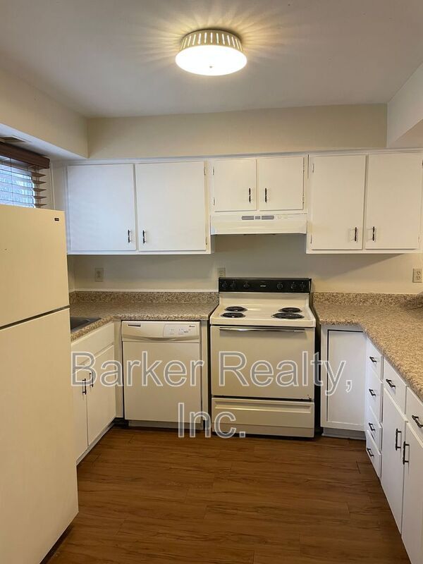 Building Photo - 7042 Longstreet Dr