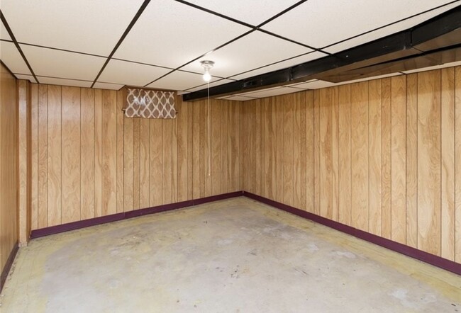 Basement Bonus room - 810 NW School St