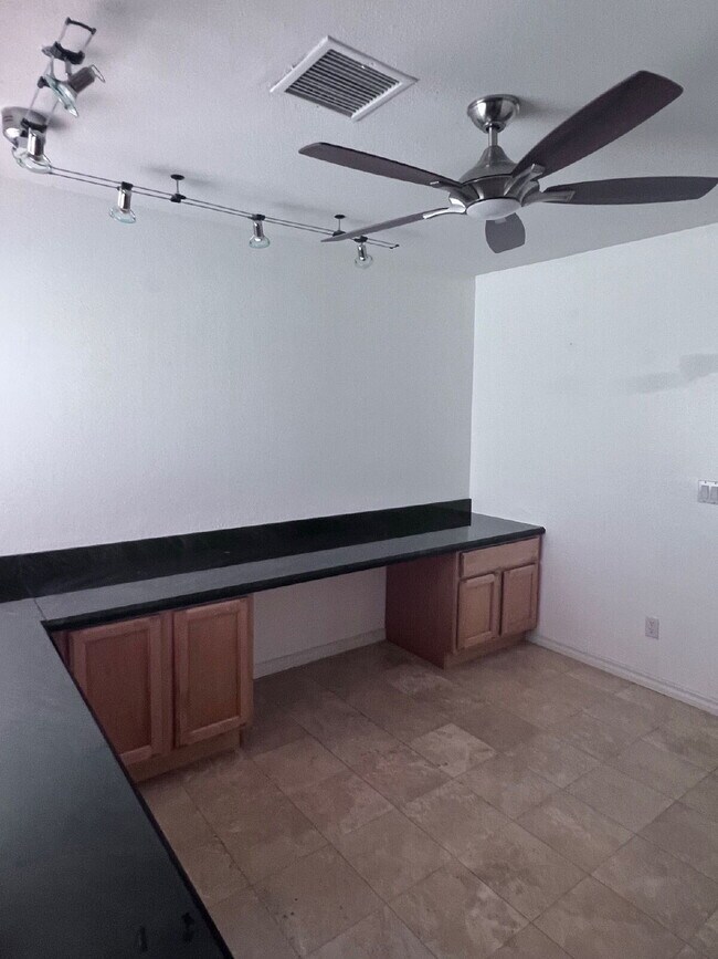 Building Photo - 5-bedroom split level home with GRASS/PRIVATE POOL