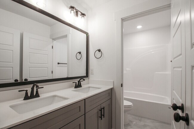 Building Photo - 2036 Warbler Dr