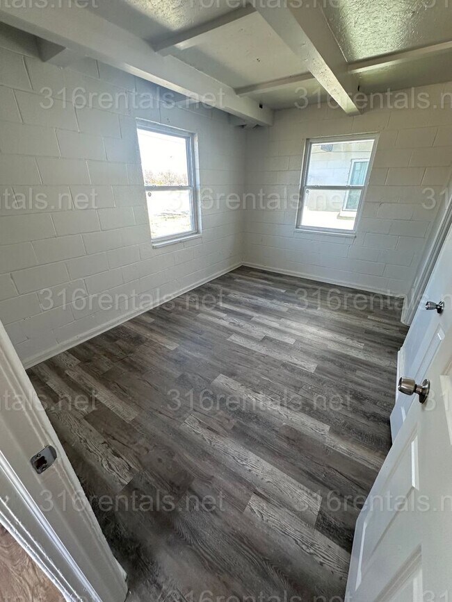 Building Photo - $650 - 1 bed 1 bath - Duplex