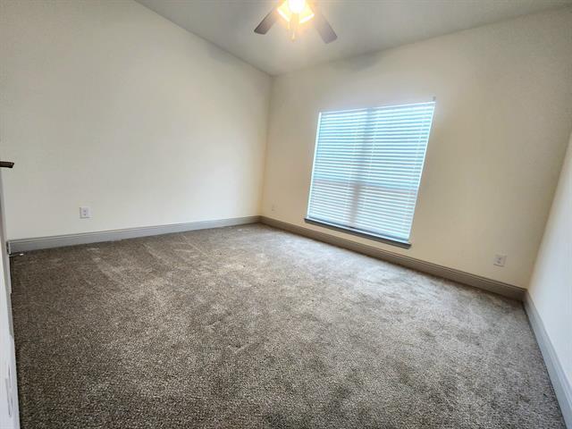 Building Photo - 490 Oak Crk Dr