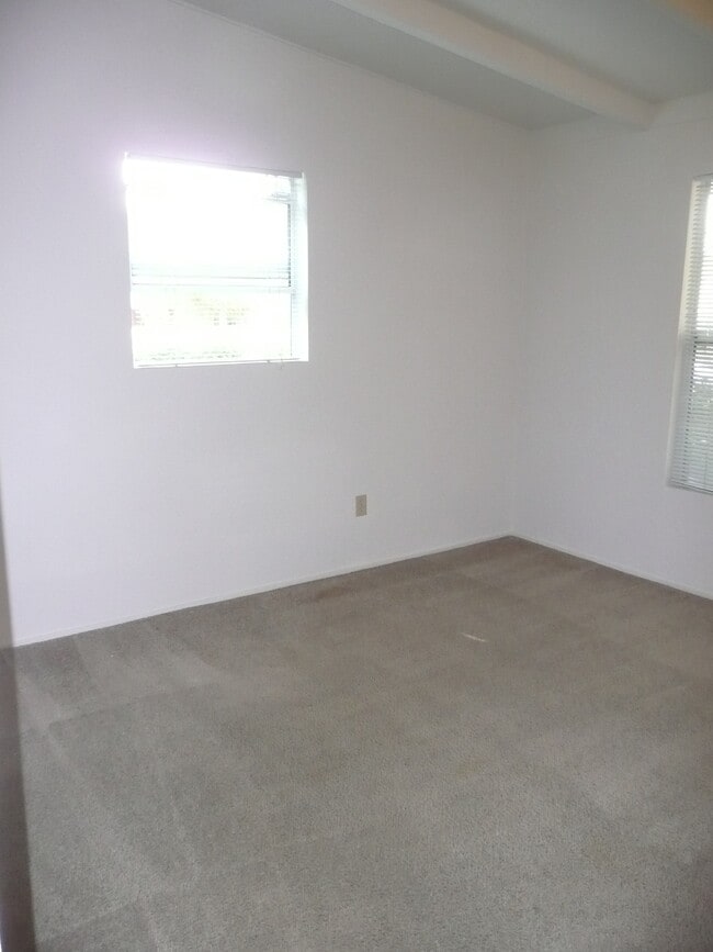 Building Photo - 1205 Duke Dr