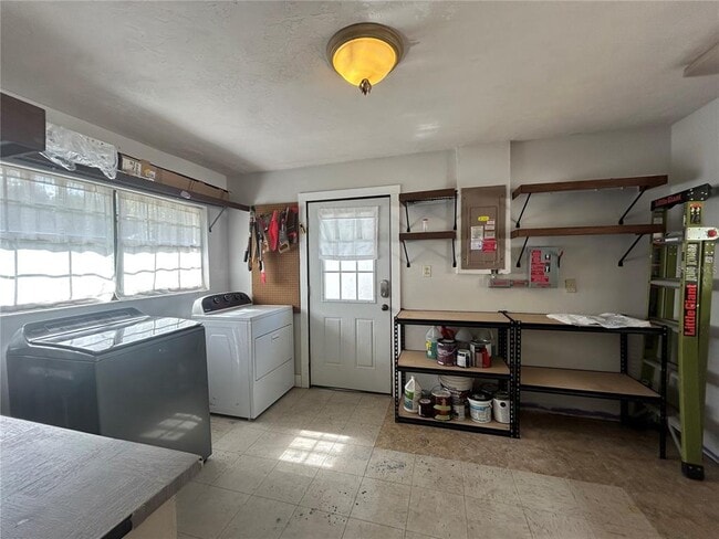 Building Photo - 3322 NW 39th Ter