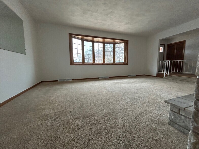 Living Room 21' x 13' - 1511 Hillcrest Ct