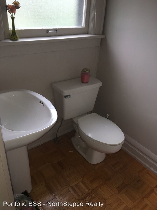 Building Photo - 4 br, 1.5 bath Apartment - 1069 Neil Ave