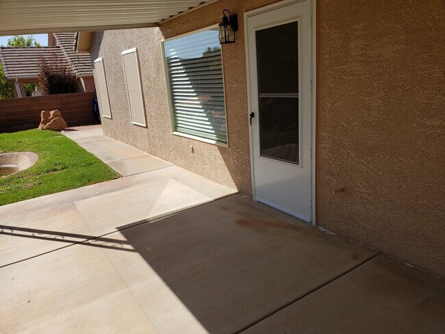 Building Photo - Bright Home with 2 Car Garage