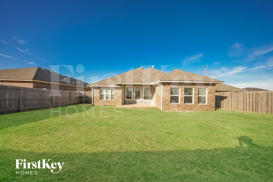 Building Photo - 2020 Sara Vista Dr