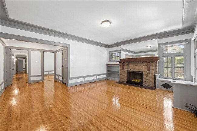 Building Photo - 717 W Junior Terrace