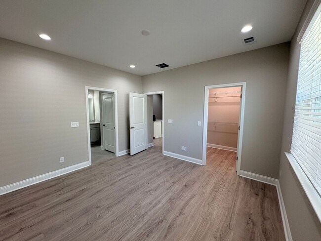Building Photo - 61 Tropics Ave