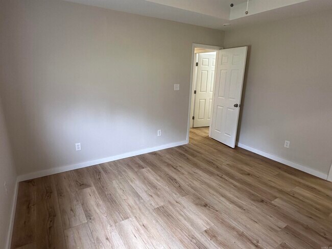 Building Photo - 216 Spring Branch Dr