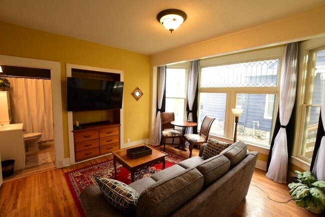 Building Photo - 1316 W Dean Ave