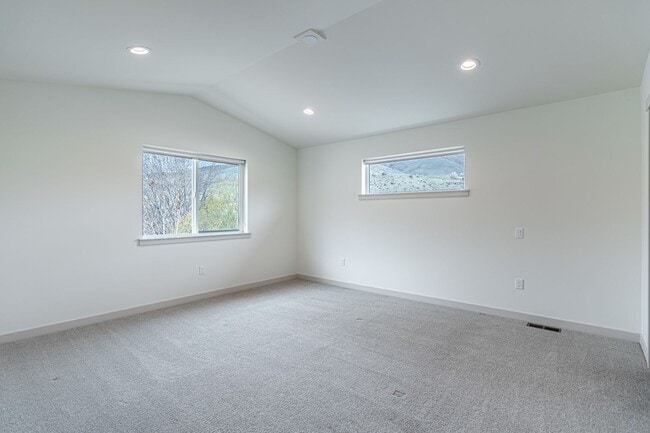 Building Photo - Newer Construction! 3 bed/2.5 bath, double garage, central heat/air, VIEWS!