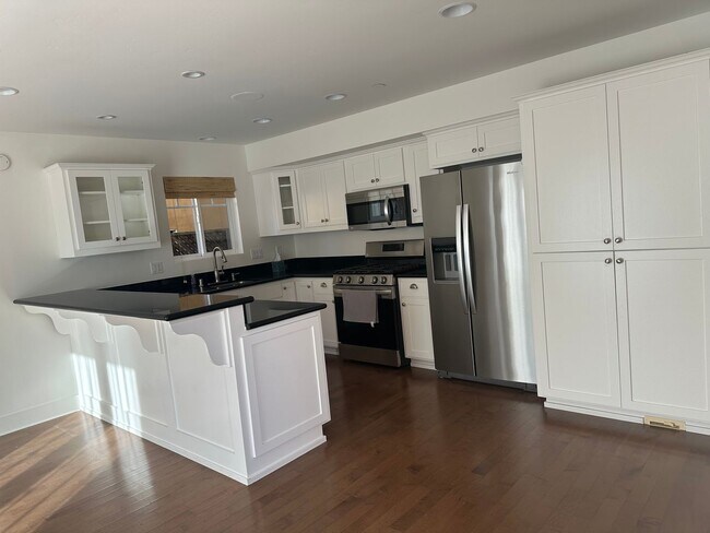 Building Photo - Move in special! $700 off first months rent.