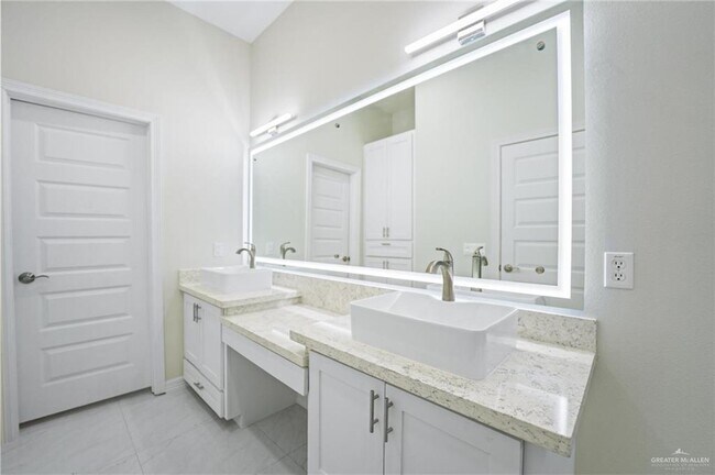 Building Photo - 19 E Boxwood Ave