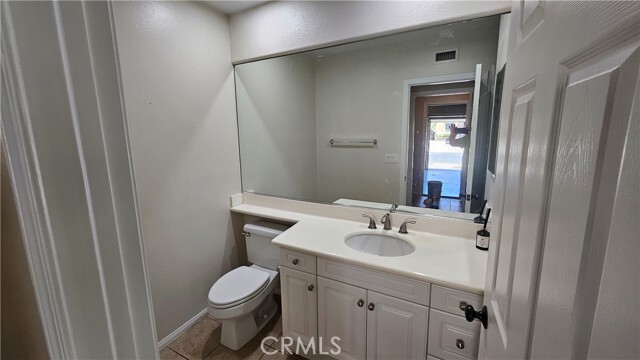 Building Photo - 2566 Pearblossom St