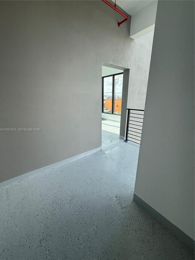 Building Photo - 1091 E 17th St