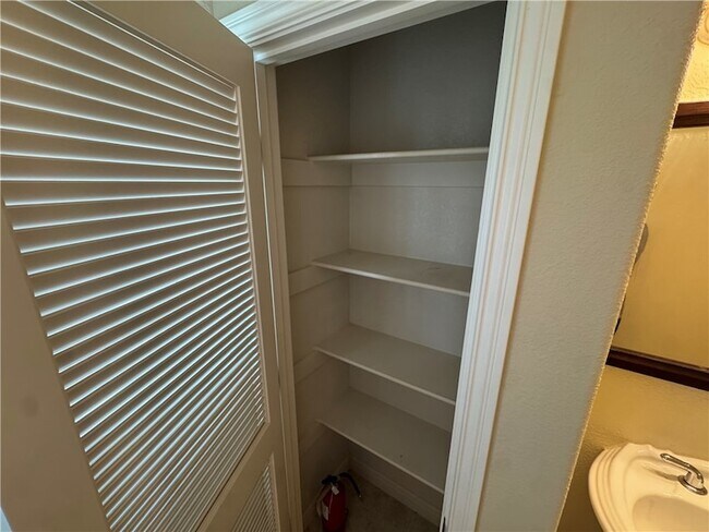 Building Photo - 407 Lyndal Ln